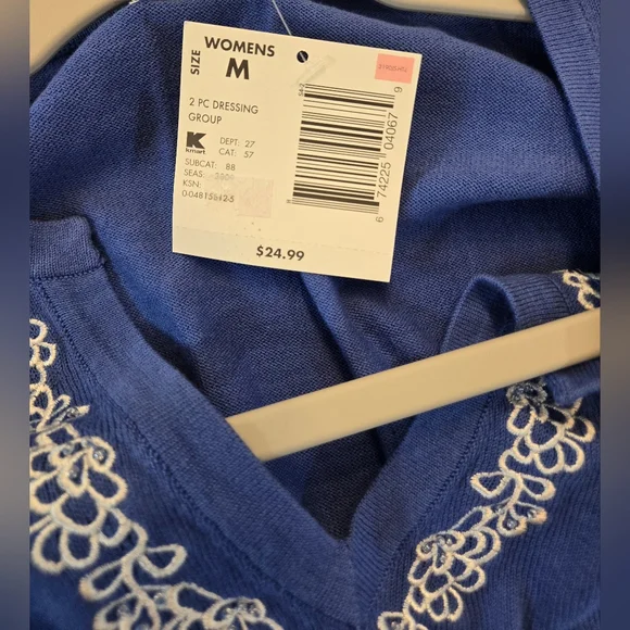 Jaclyn Smith Blue Knit Top With Floral Embroidered Vneck. Brand New With Tags. - Picture 7 of 7